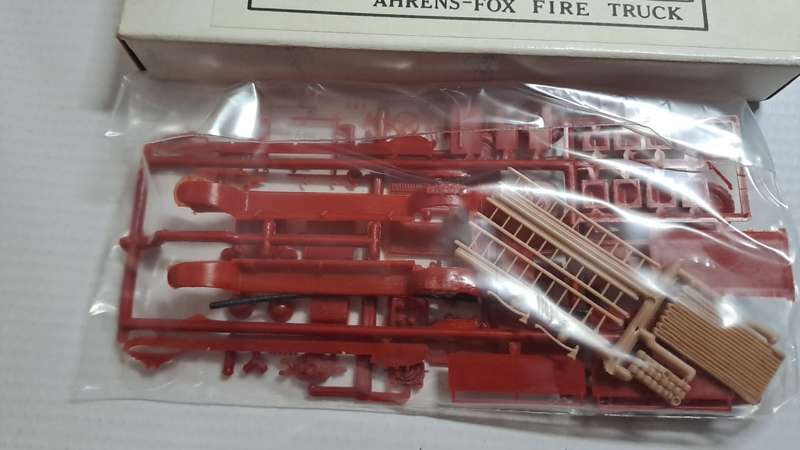 Model Trains/Cart HO 1 x Ahrens-Fox Fire Truck Kit.