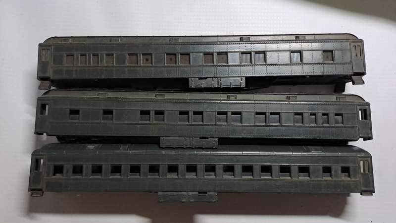 Model Trains H0 Coaches x3. Sold as is.