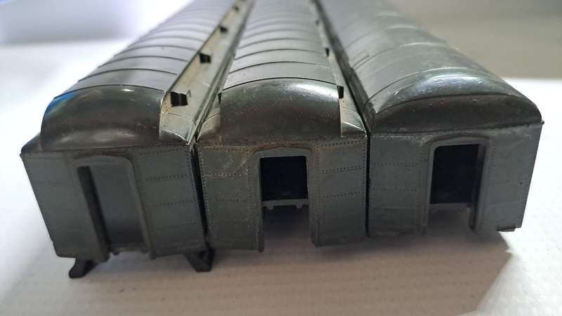 Model Trains H0 Coaches x3. Sold as is.