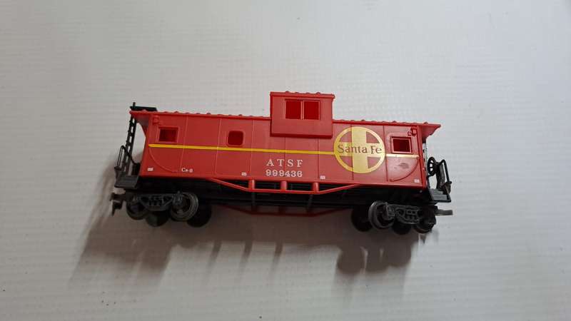 Model Trains H0 ATSF Santa Fe Caboose, with plastic wheels & Horn hooks couplers.
