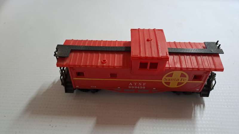 Model Trains H0 ATSF Santa Fe Caboose, with plastic wheels & Horn hooks couplers.