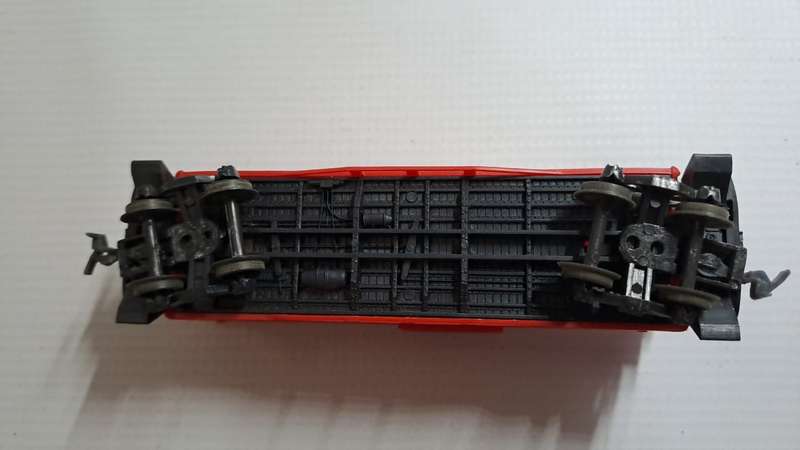 Model Trains H0 ATSF Santa Fe Caboose, with plastic wheels & Horn hooks couplers.