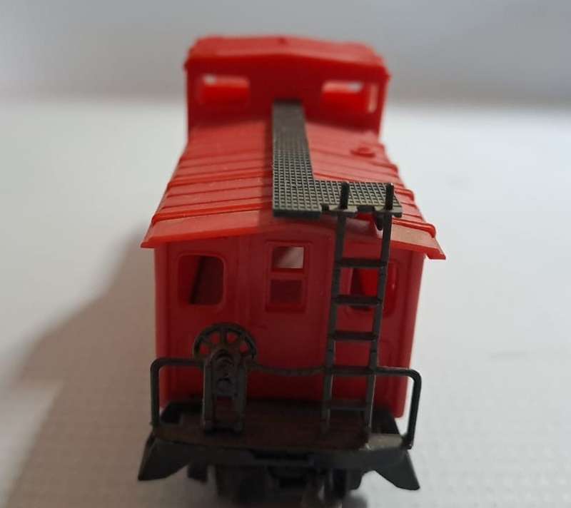 Model Trains H0 ATSF Santa Fe Caboose, with plastic wheels & Horn hooks couplers.