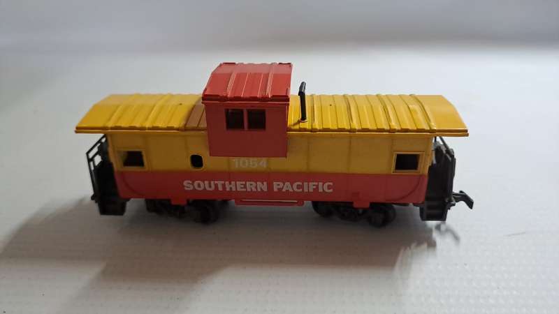 Model Trains H0 Bachmann Southern Pacific Caboose, with plastic wheels & Horn hooks couplers.