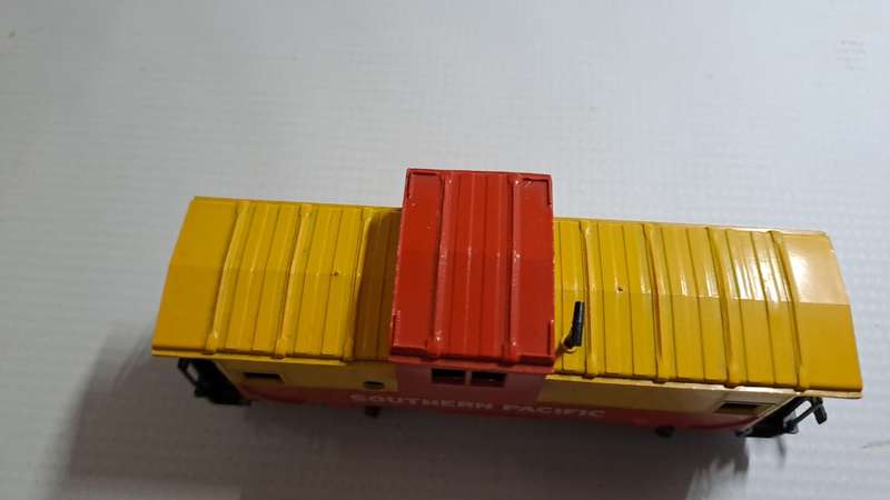 Model Trains H0 Bachmann Southern Pacific Caboose, with plastic wheels & Horn hooks couplers.