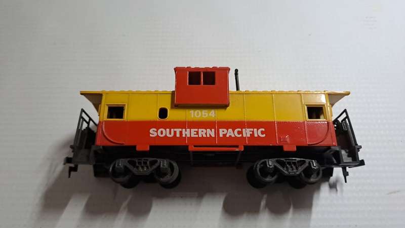 Model Trains H0 Bachmann Southern Pacific Caboose, with plastic wheels & Horn hooks couplers.