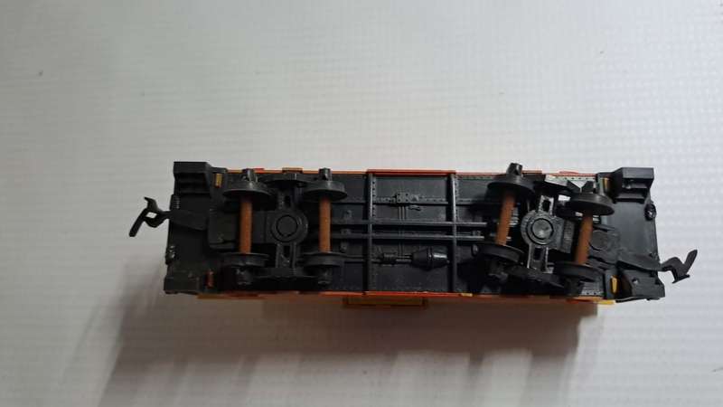 Model Trains H0 Bachmann Southern Pacific Caboose, with plastic wheels & Horn hooks couplers.