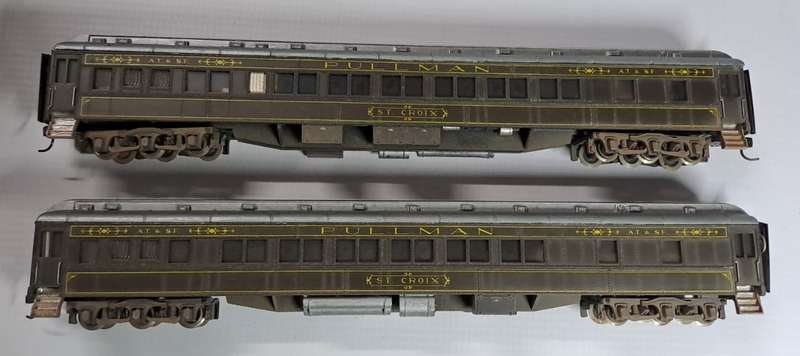 Model Trains HO 2 x Rivarossi Pullman Coaches, with metal wheels & Kadee couplers (One missing).