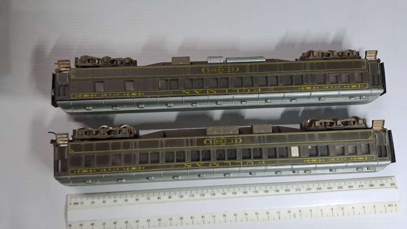 Model Trains HO 2 x Rivarossi Pullman Coaches, with metal wheels & Kadee couplers (One missing).