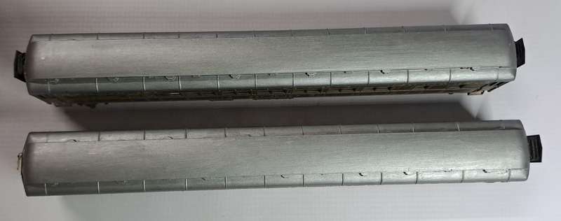 Model Trains HO 2 x Rivarossi Pullman Coaches, with metal wheels & Kadee couplers (One missing).