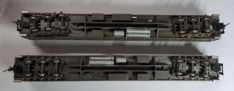 Model Trains HO 2 x Rivarossi Pullman Coaches, with metal wheels & Kadee couplers (One missing).