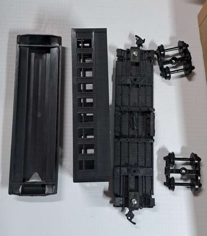 Model Trains HO 1 x Overton - Passenger Car (Sold as is - Incomplete?) See pics