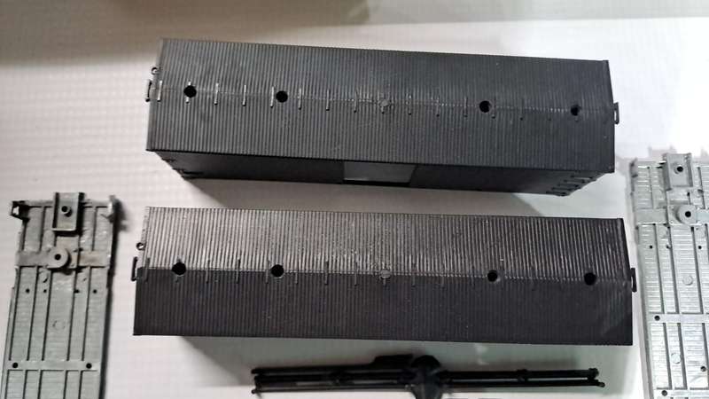 Model Trains HO 2 x Rondhouse - Box Cars (Sold as is -Incomplete (Sold as is - Incomplete?) See pics