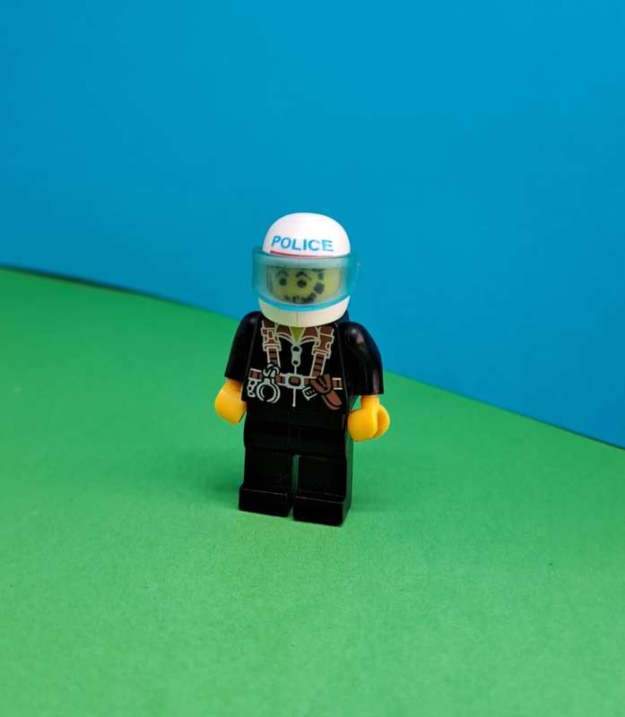 LEGO MINI FIGURINE. POLICEMAN.