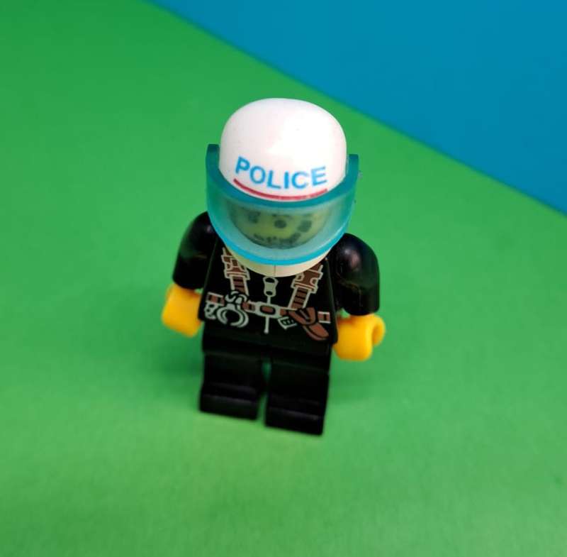 LEGO MINI FIGURINE. POLICEMAN.