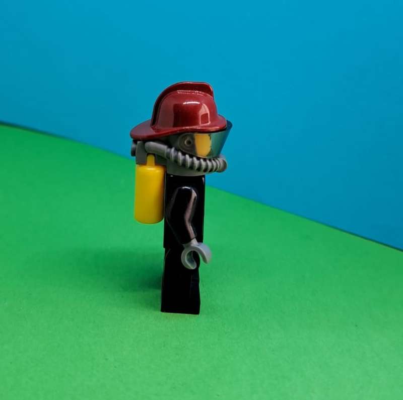 LEGO MINI FIGURINE. FIREMAN.