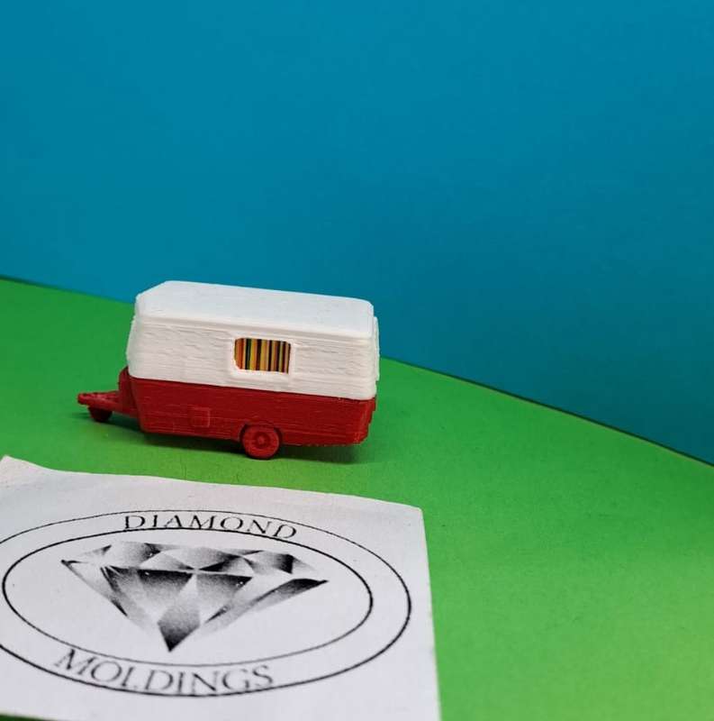 Model Trains HO 1 x Caravan Single Axis - Two tone color (Red) - 50mm x 20mm x 24mm