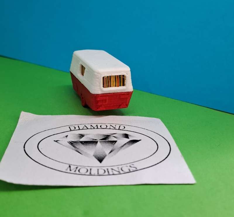 Model Trains HO 1 x Caravan Single Axis - Two tone color (Red) - 50mm x 20mm x 24mm