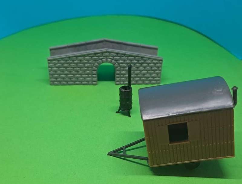 Model Trains HO 1 x Set - Box Wagon, Bridge, Stove. See pics