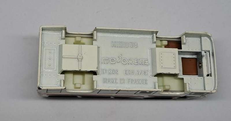 Model Trains HO 1 x Mojorette Mimibus TWA with 5 passengers. (No wheels)