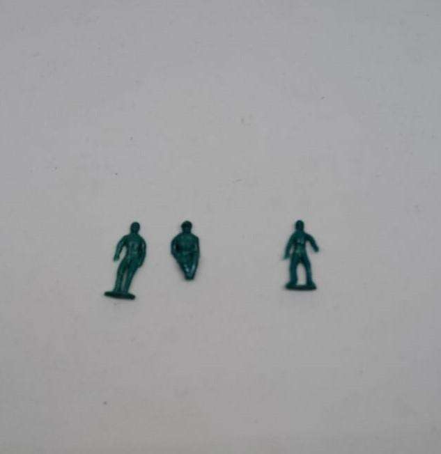 Model Trains HO 1 x Bag of 3 people. 2 x Standing & 1 x Sitting. (Unpainted)