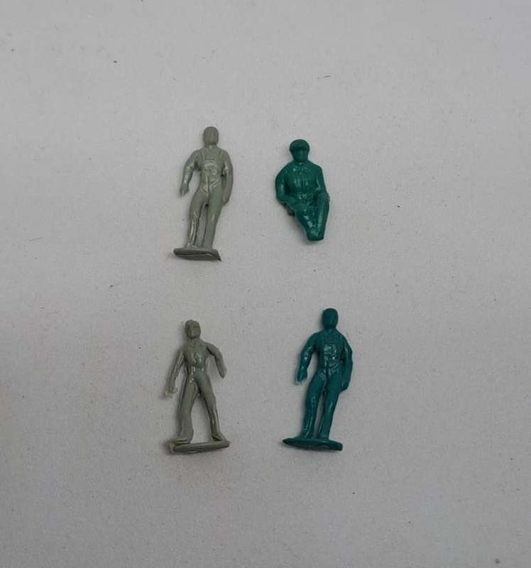 Model Trains HO 1 x Bag of 4 people. 3 x Standing & 1 x Sitting. (Unpainted)