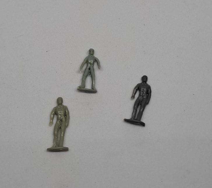 Model Trains HO 1 x Bag of 3 people. 3 x Standing. (Unpainted)