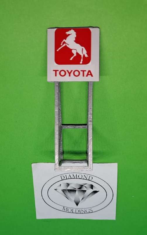 Model Trains HO 1 x Billboard 1970 + Toyota Old Logo - 30mm x 41mm x 82mm