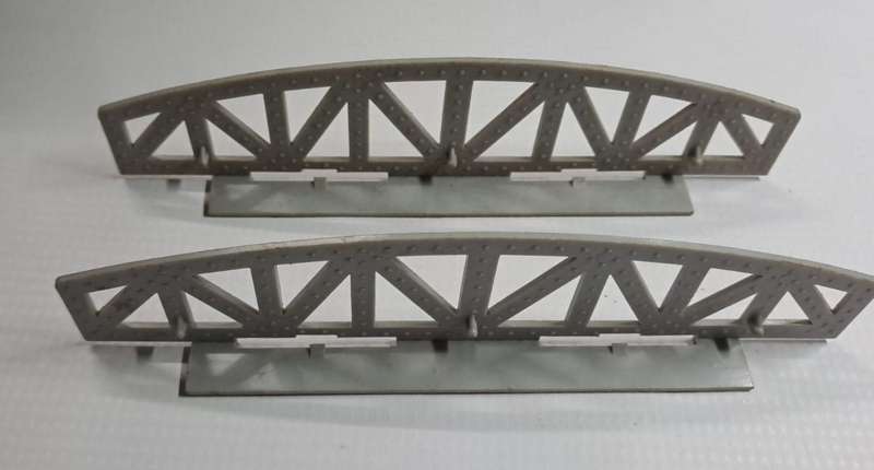 Model Trains HO 2 x Sky Lectric bridge sides, can also been used for HO trains.