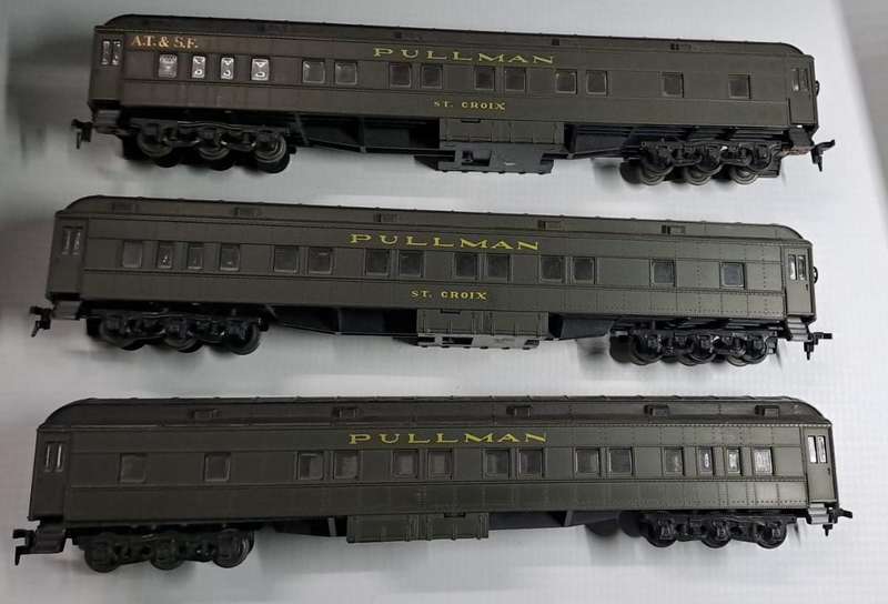 Model Trains HO 3 x Rivarossi Pullman Coaches, metal wheels, Horn Hook couplers.