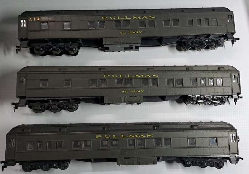 Model Trains HO 3 x Rivarossi Pullman Coaches, metal wheels, Horn Hook couplers.