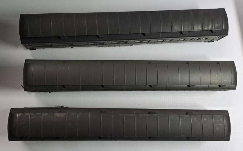 Model Trains HO 3 x Rivarossi Pullman Coaches, metal wheels, Horn Hook couplers.