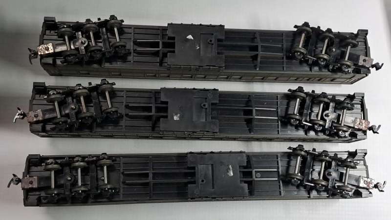 Model Trains HO 3 x Rivarossi Pullman Coaches, metal wheels, Horn Hook couplers.
