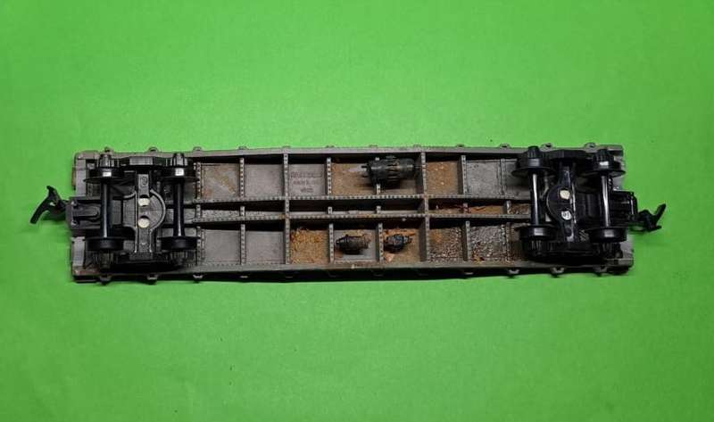 Model Trains HO 1 x Rivarossi Flat Car plastic, with plastic wheels & Horn hook couplers. 150mm long