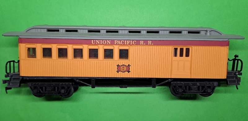 Model Trains HO 1 x Bachmann Union Pacific, with plastic wheels & 1 Horn hook 1 Kadee coupler.