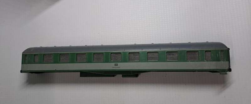 Model Trains HO 1 x DB Passenger car, with no wheels & no couplers. (Selling as scrap)