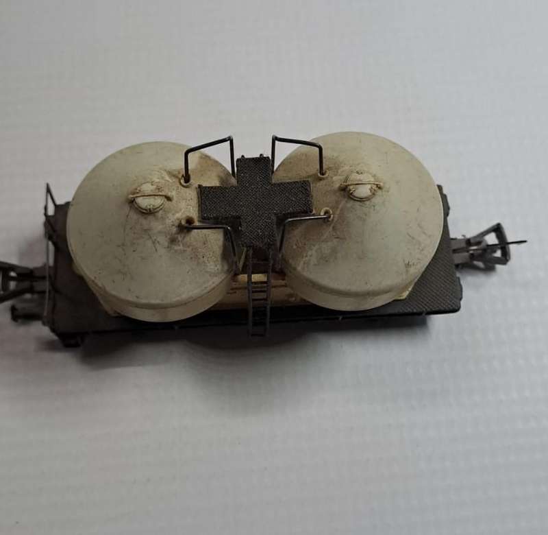 Model Trains HO 1 x Lima Tank Wagon, with no wheels & 2 x couplers. (Selling as scrap)