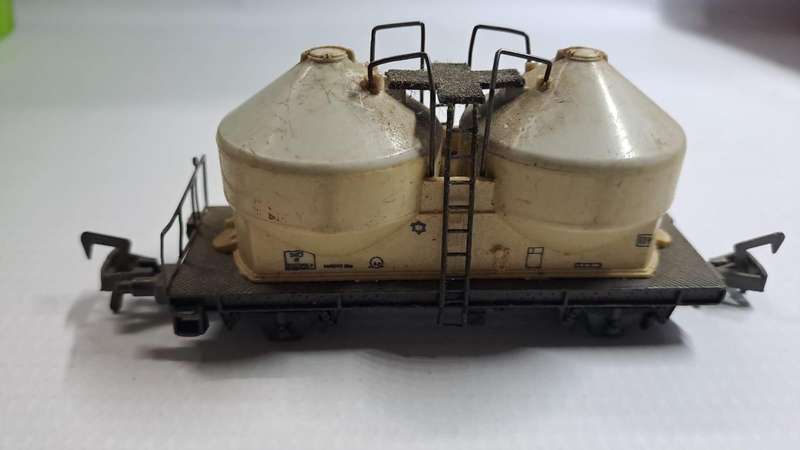 Model Trains HO 1 x Lima Tank Wagon, with no wheels & 2 x couplers. (Selling as scrap)