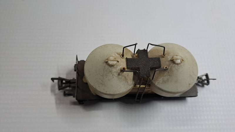 Model Trains HO 1 x Lima Tank Wagon, with no wheels & 2 x couplers. (Selling as scrap)