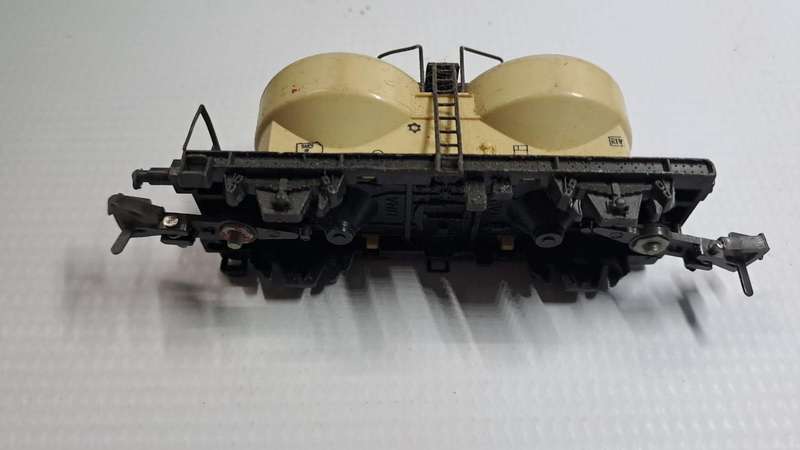 Model Trains HO 1 x Lima Tank Wagon, with no wheels & 2 x couplers. (Selling as scrap)