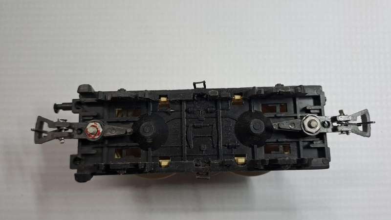 Model Trains HO 1 x Lima Tank Wagon, with no wheels & 2 x couplers. (Selling as scrap)