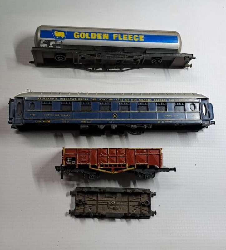 Model Trains HO 1 x Bag of Wagon, with no wheels & no couplers. (Selling as scrap)