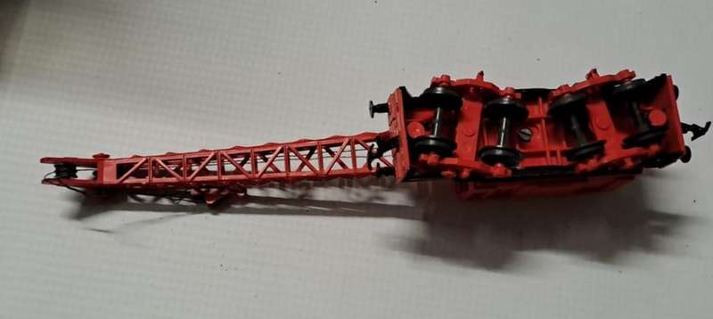 Model Trains HO 1 x Brack down Crane red, with plastic wheels & Horn hook couplers. Selling as is.