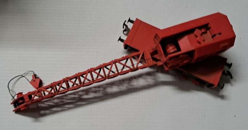 Model Trains HO 1 x Brack down Crane red, with plastic wheels & Horn hook couplers. Selling as is.