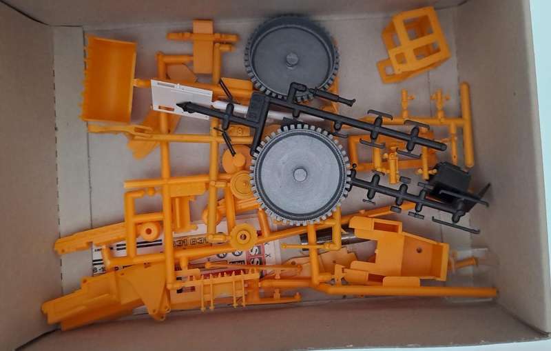 Model Trains HO 1 x Kibir - Liebherr Front Loader (Incomplete, missing 2 x wheels & tracks + more)