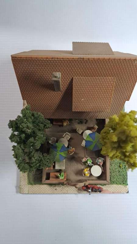 Model Trains H0-Scale - 1 Building, 10 people 10 chairs 3 benches 4 tables 2 umbrellas 1 motorbike