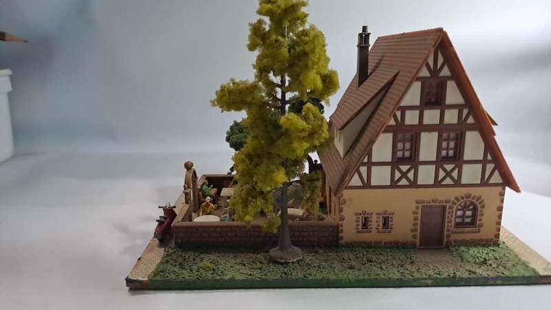 Model Trains H0-Scale - 1 Building, 10 people 10 chairs 3 benches 4 tables 2 umbrellas 1 motorbike