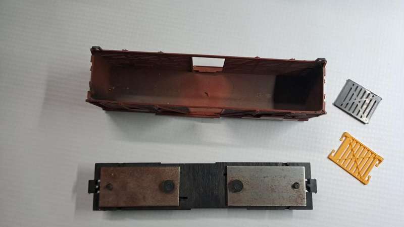 Model Trains H0-Scale - 1 x Great Northern Box Car (No couples, with plastic wheels) See pictures.