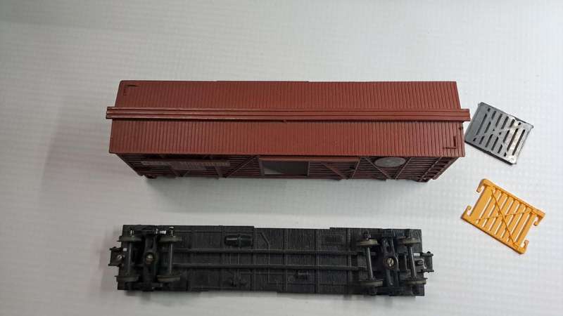 Model Trains H0-Scale - 1 x Great Northern Box Car (No couples, with plastic wheels) See pictures.
