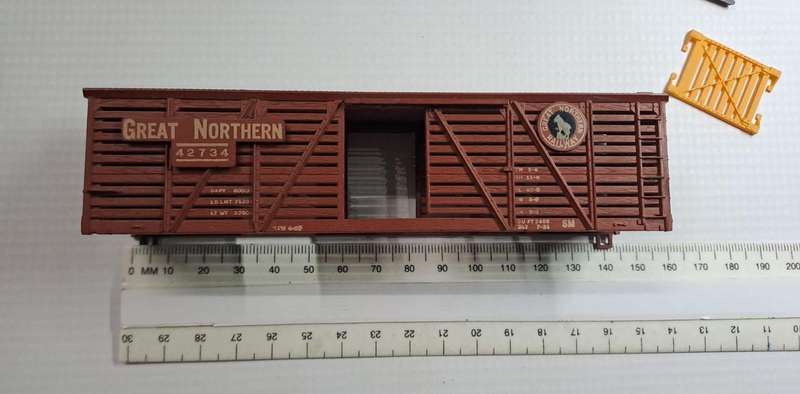 Model Trains H0-Scale - 1 x Great Northern Box Car (No couples, with plastic wheels) See pictures.